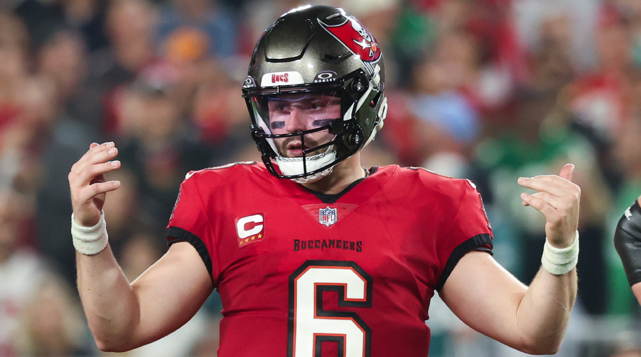 Buccaneers quarterback Baker Mayfield speaks to his teammates before a play.